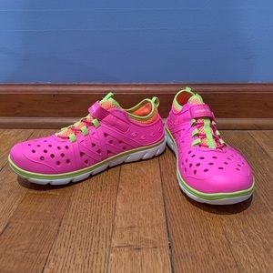 EUC Pink Girls Phibian water shoes Little Kid size 2